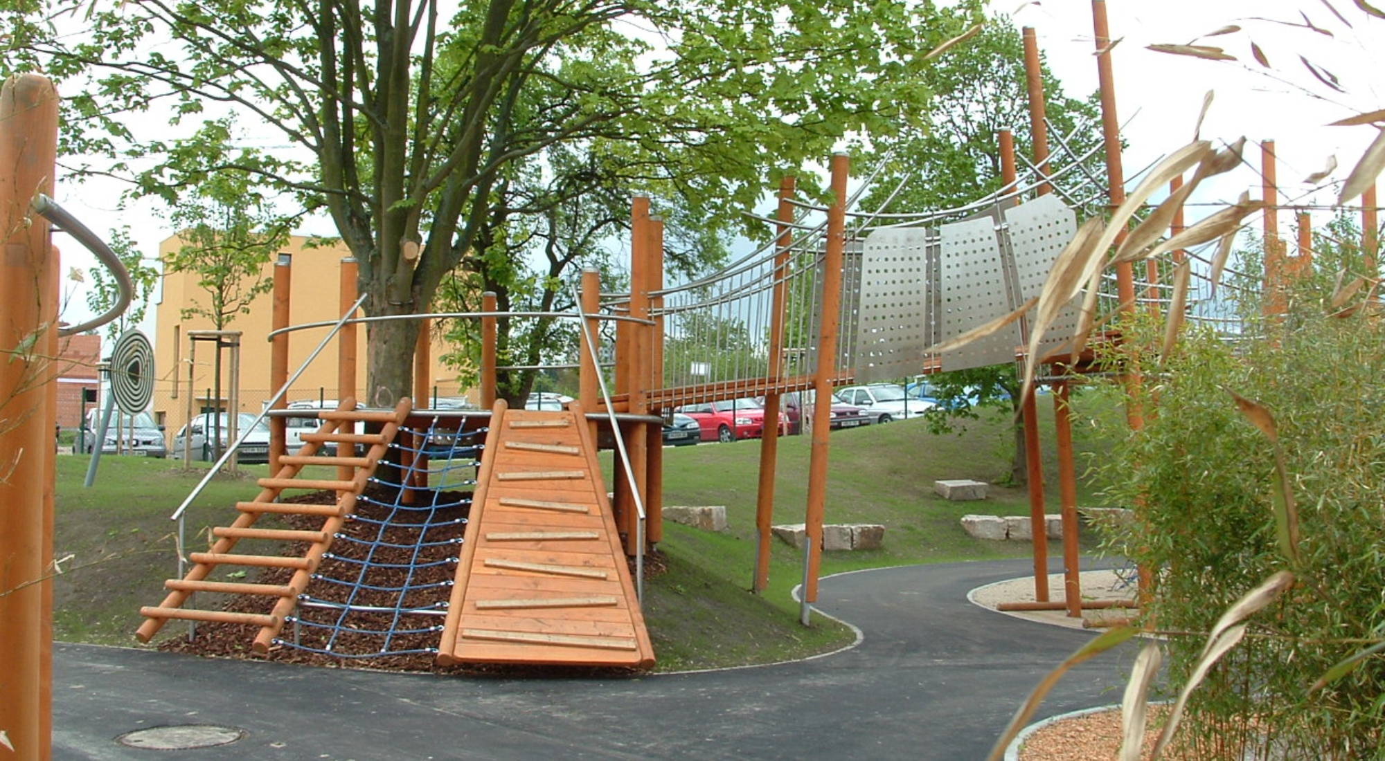 TREPAR PUENTE ARBOL MADERA LURKOI FHS PARQUES PUENTE COLGANTE