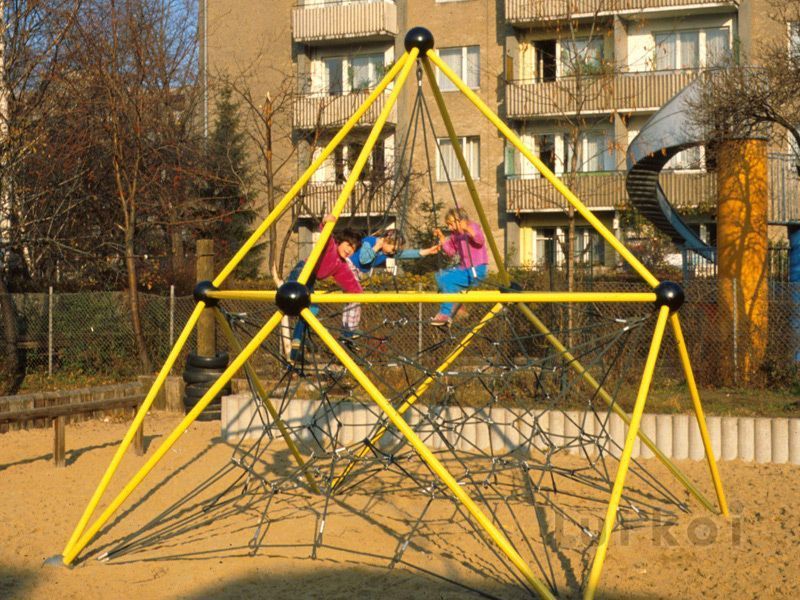piramide de trepar tridimensional berliner seilfabrik 